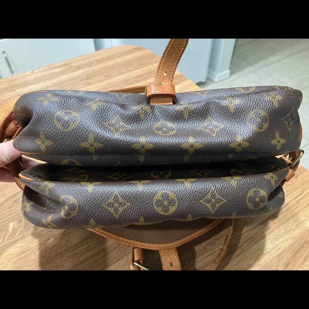 ⭐️Authentic Louis Vuitton Cross Body. - Picture 5 of 8